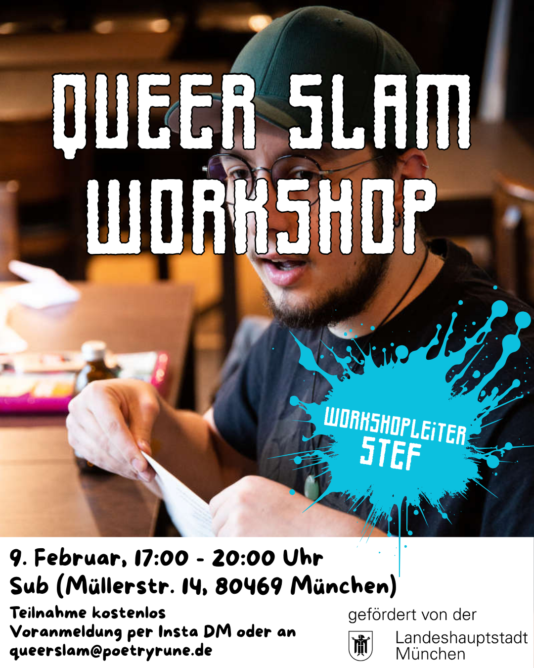 Foto einer Person mit einem Zettel in der Hand an einem Tisch sitzend. Auf einem blauen Farbklecks steht "Workshopleiter Stef". Als weiße Überschrift befindet sich im oberen Bildrand "Queer Slam Workshop". Ansonsten finden sich im Bild die selben Informationen zu Zeit und Ort wie in der Veranstaltungsbeschreibung.